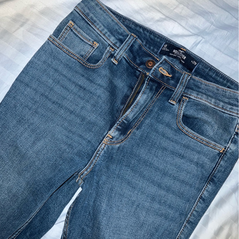 Hollister High-Rise Super Skinny 27R size 4 medium wash jeans